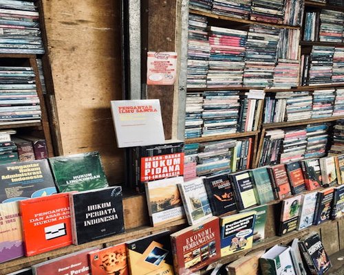 Momen santai membaca buku